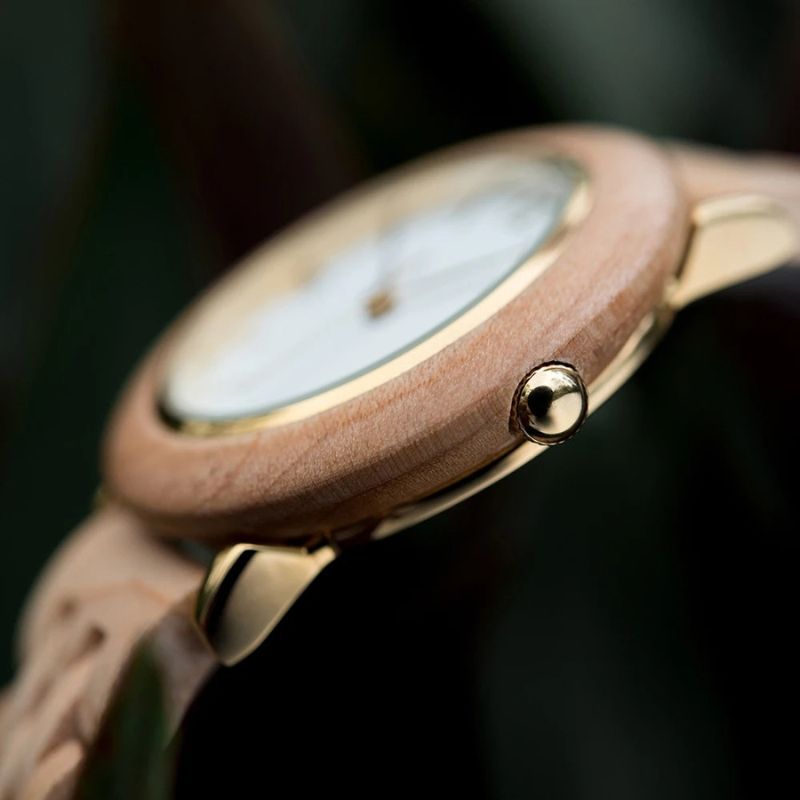 Montre Bois Femme au Cadran Épuré et Coloris Naturels blanche vue de profil