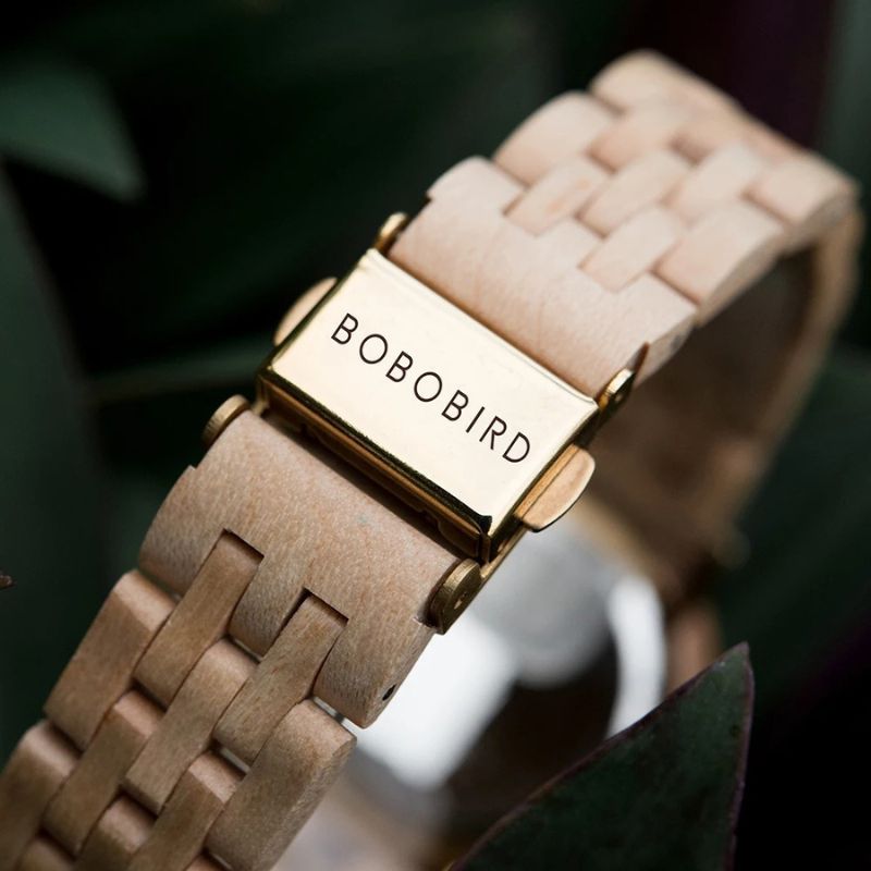 Montre Bois Femme au Cadran Épuré et Coloris Naturels zoom sur le fermoir arrière de la montre