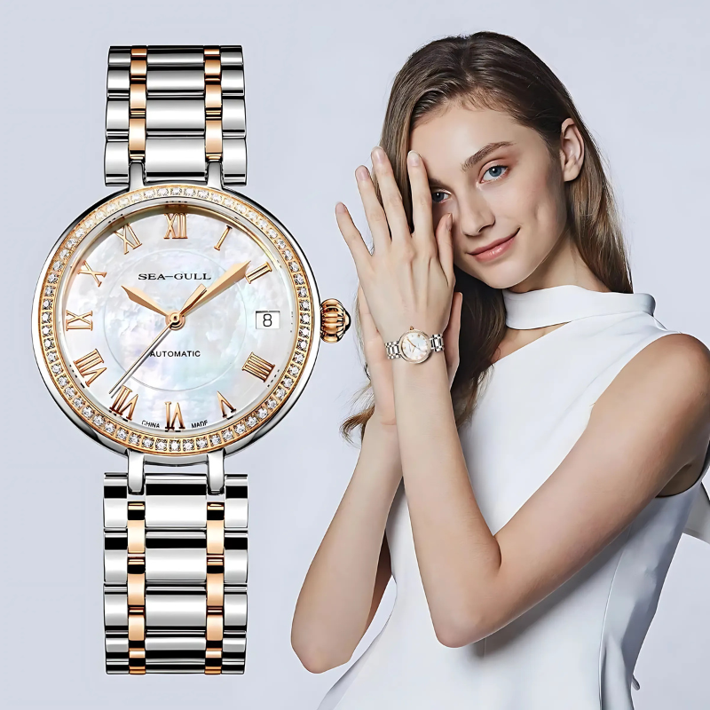 montre automatique femme 32mm nacre et zircon en gros plan a coté d'une femme blanche qui porte la montre au poignet gauche