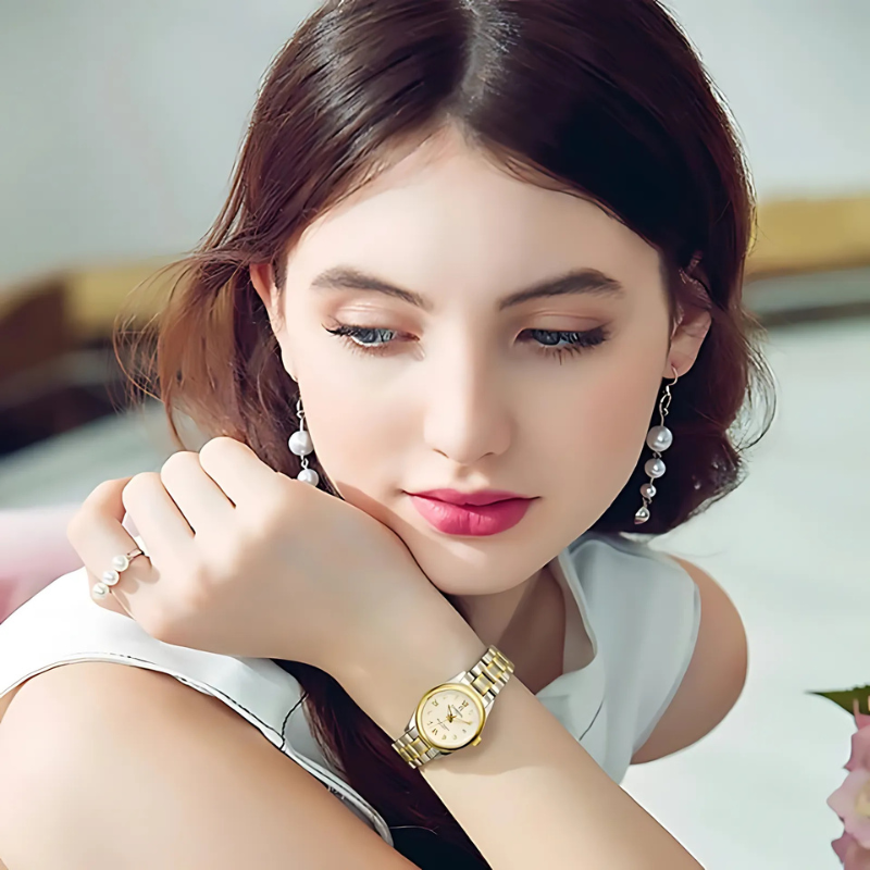 Montre Automatique Femme Acier Bicolore Cadran Cristal porté au poignet d'une femme blanche avec portrait de la femme