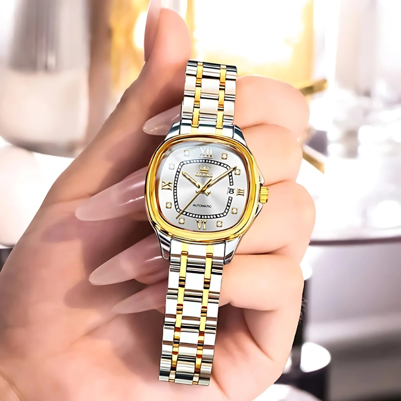 Montre Automatique Femme Bracelet Bicolore & Aiguilles Phosphorescentes tenue dans une main de femme