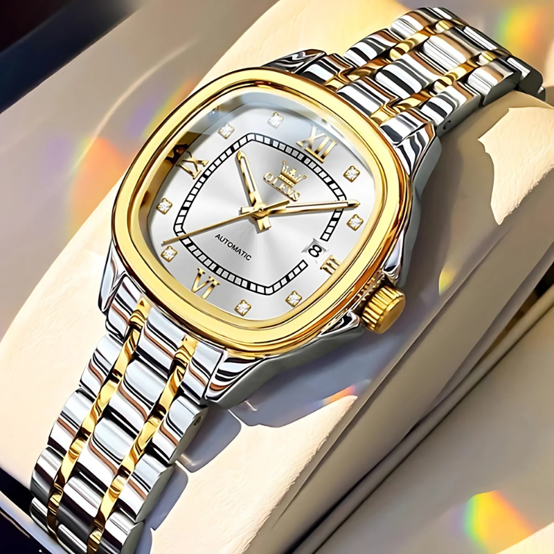 Montre Automatique Femme Bracelet Bicolore & Aiguilles Phosphorescentes posée sur sont étui à montre