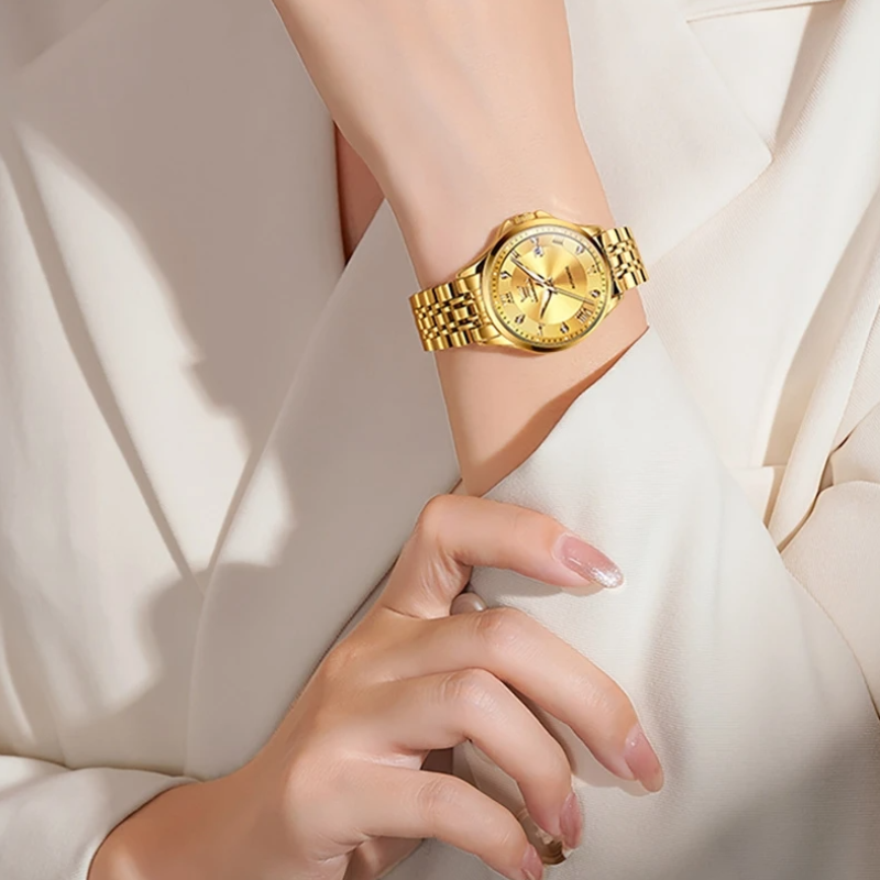 Montre Automatique Femme Dorée Waterproof 30mm porté par une femme