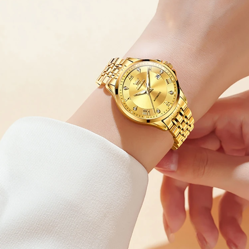 Montre Automatique Femme Dorée Waterproof 30mm au poignet d'une femme