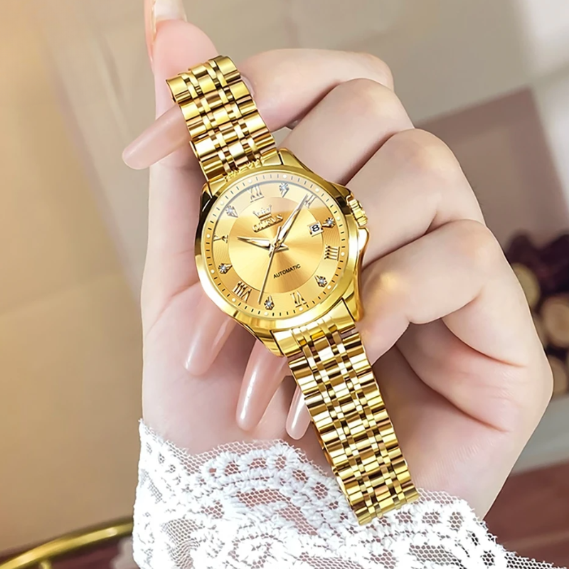 Montre Automatique Femme Dorée Waterproof 30mm dans la main d'une femme aux longs ongles