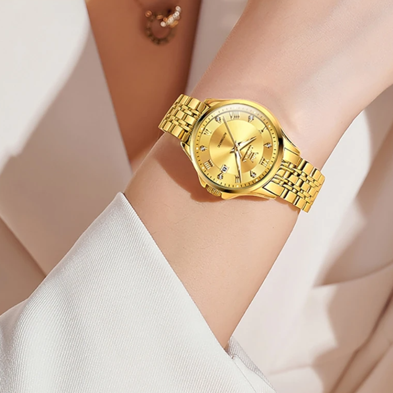 Montre Automatique Femme Dorée Waterproof 30mm portée au poignet d'une femme