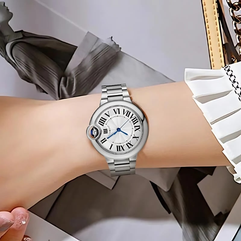 Montre Automatique Femme Style Ballon & Cadran Roman portée au poignet d'une femme qui tient un magazine