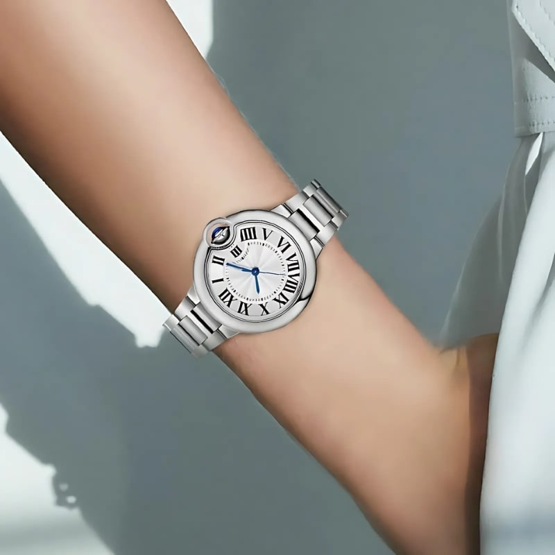 Montre Automatique Femme Style Ballon & Cadran Roman porté au poignet avec la main dans la poche