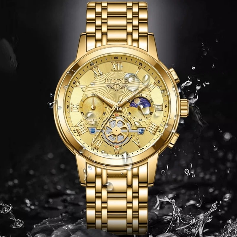 Montre Chronographe Femme Dorée Phase Lunaire Mécanique sur décor noir et gouttes d'eau