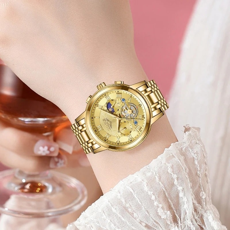 Montre Chronographe Femme Dorée Phase Lunaire Mécanique portée sur un poignet de femme