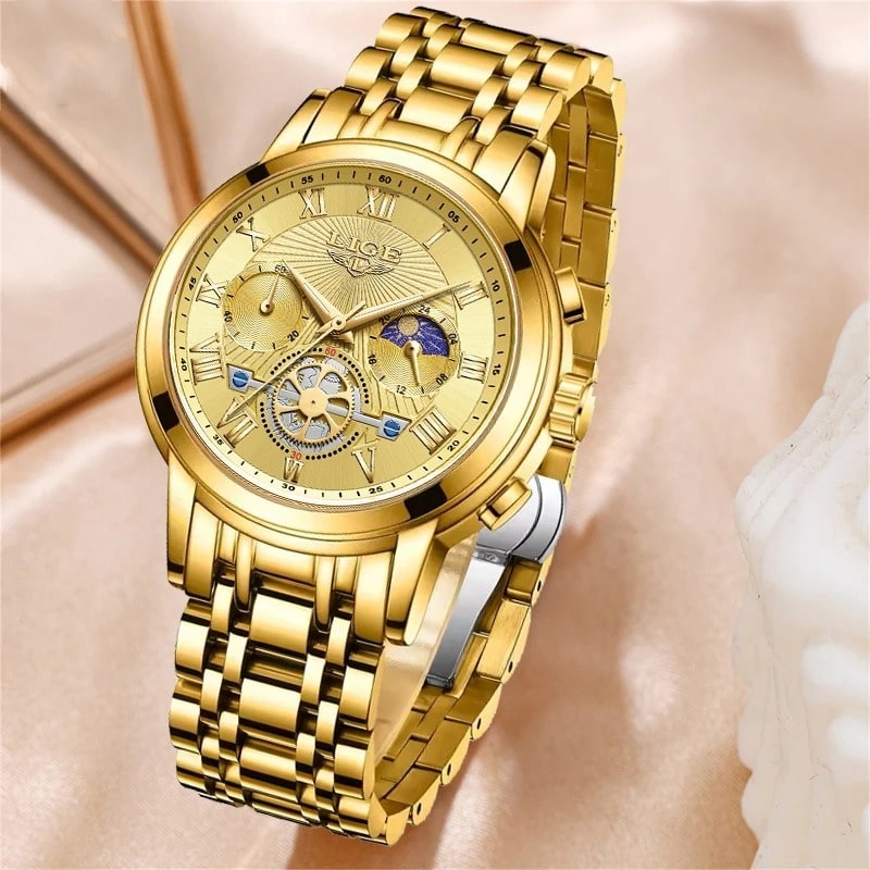 Montre Chronographe Femme Dorée Phase Lunaire Mécanique sur fond décoratif rose