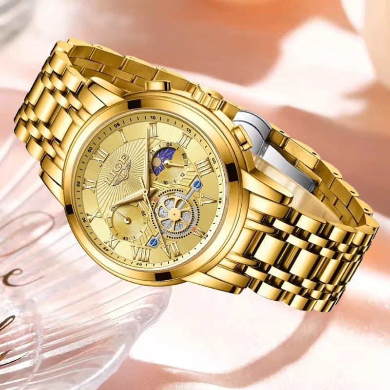 Montre Chronographe Femme Dorée Phase Lunaire Mécanique sur fond décoratif rose