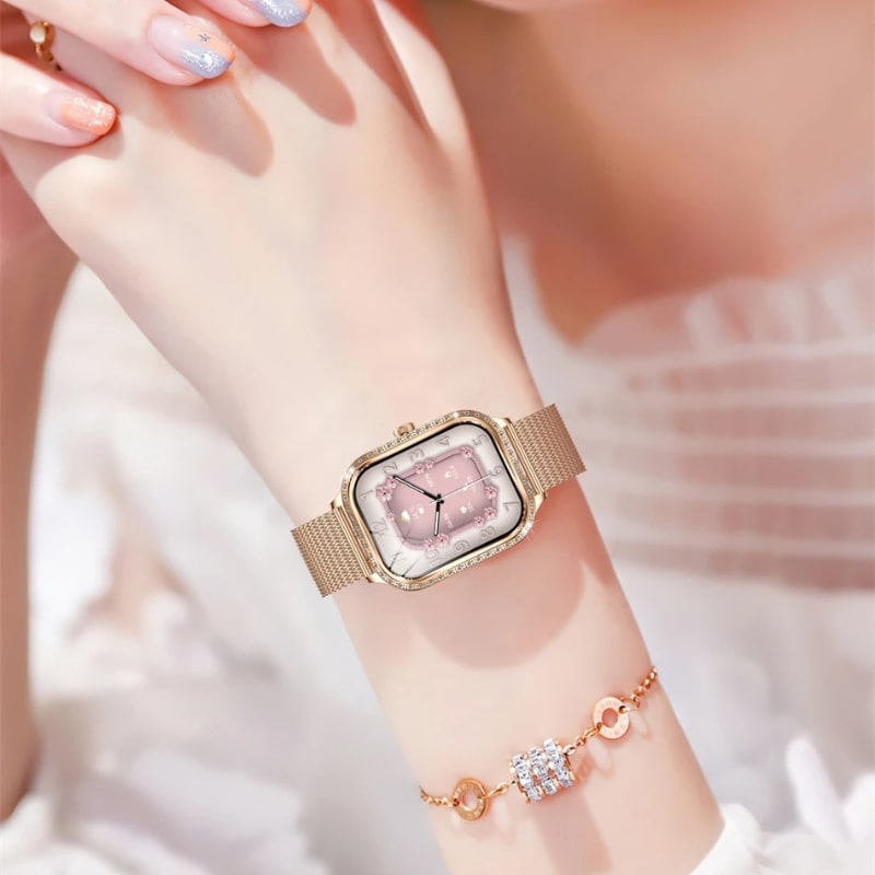 Montre Connectée Femme Cadran Rose Doré à Strass portée au poignet d'une femme