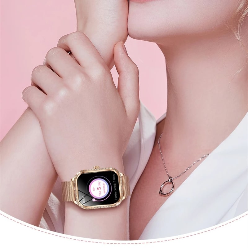 Montre Connectée Femme Cadran Rose Doré à Strass portée au poinget d'une femme