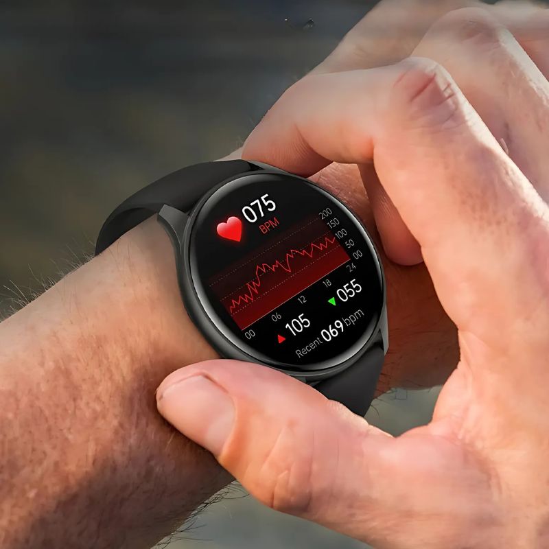 Montre Connectée Femme Écran AMOLED et Bracelet Silicone portée au poignet d'un homme sur la fonction fréquence cardiaque