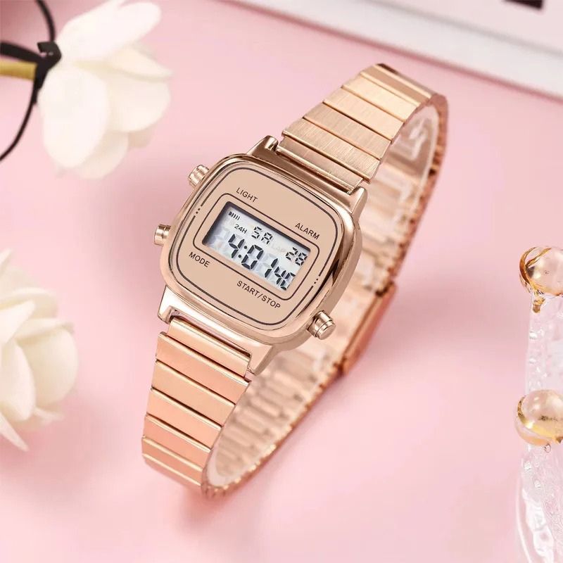 Montre Digitale Femme au Design Carré Rétro couleur or rose sur fond décoratif rose