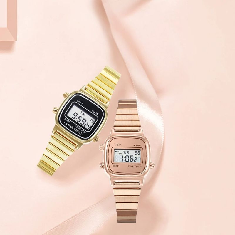 2 Montres Digitales pour Femme au Design Carré Rétro les modèles couleur or et or rose sur fond décoratif rose