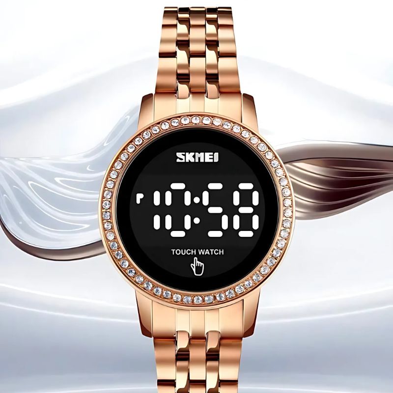 Montre Digitale Femme au Style Rétro-Chic Métallisé couleur or rose sur fond décoratif clair