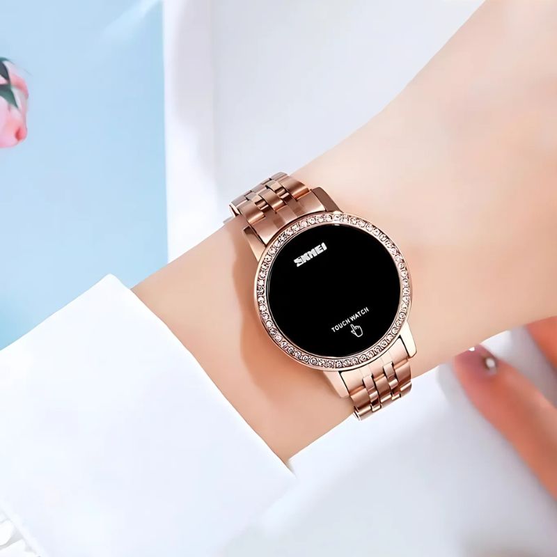 Montre Digitale Femme au Style Rétro-Chic Métallisé couleur or rose portée au poignet d'une femme blanche