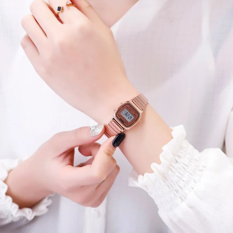Montre Digitale Femme Design Or Rose et Lecture Instantanée porté au poignet d'une femme