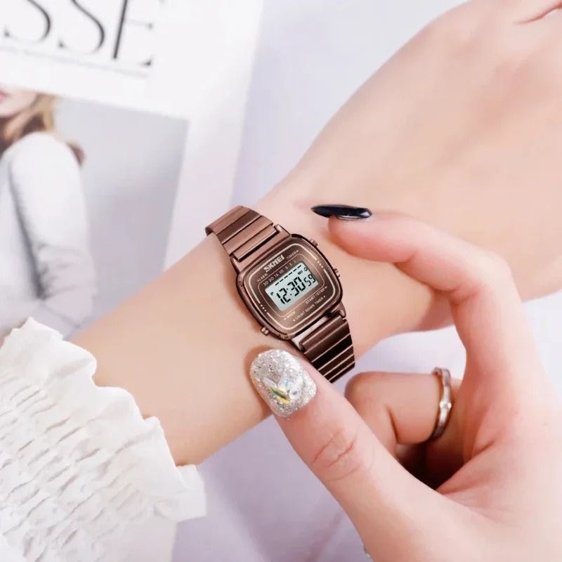 Montre Digitale Femme Design Or Rose et Lecture Instantanée portée au poignet d'une femme