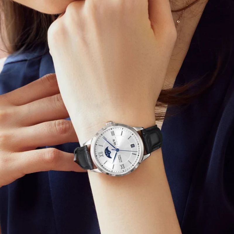Montre automatique femme cadran argenté et bracelet cuir noir