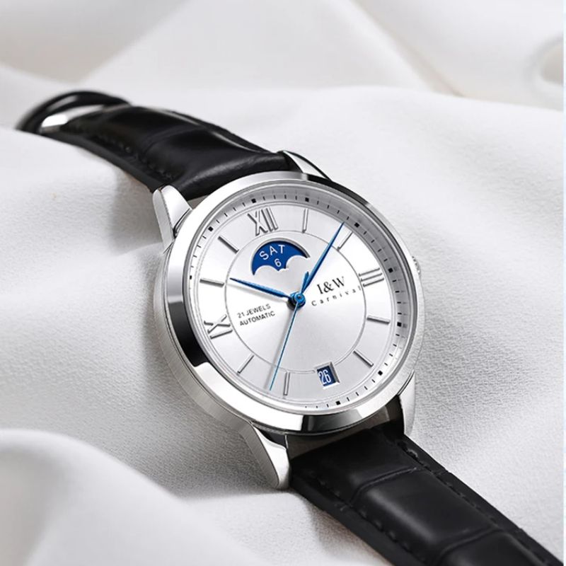 Montre automatique femme cadran argenté et bracelet cuir noir