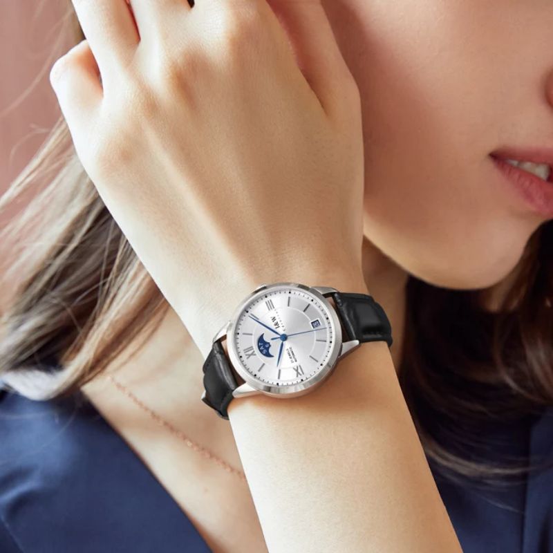 Montre automatique femme cadran argenté et bracelet cuir noir