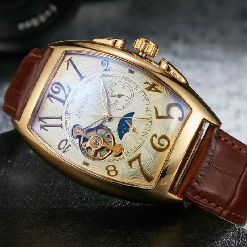 Montre Automatique Femme Cadran Squelette & Phase Lunaire cadran doré posée sur le coté