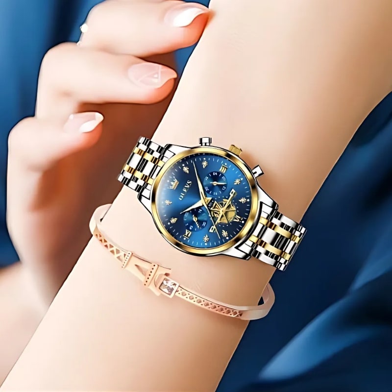 Montre Chronographe Femme Cadran Bleu Toi & Bracelet Bicolore portée au poignet d'une femme