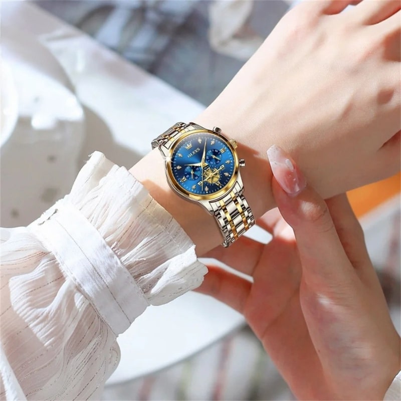 Montre Chronographe Femme Cadran Bleu Toi & Bracelet Bicolore portée au poignet d'une femme