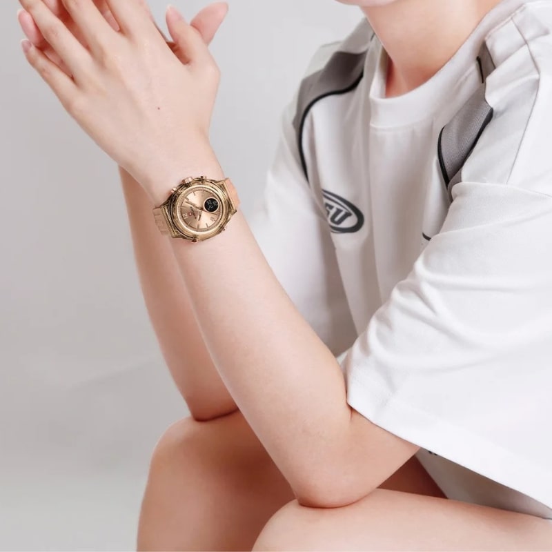 Montre Chronographe Femme Rose Doré Cadran Digital portée au poignet d'une femme blanche