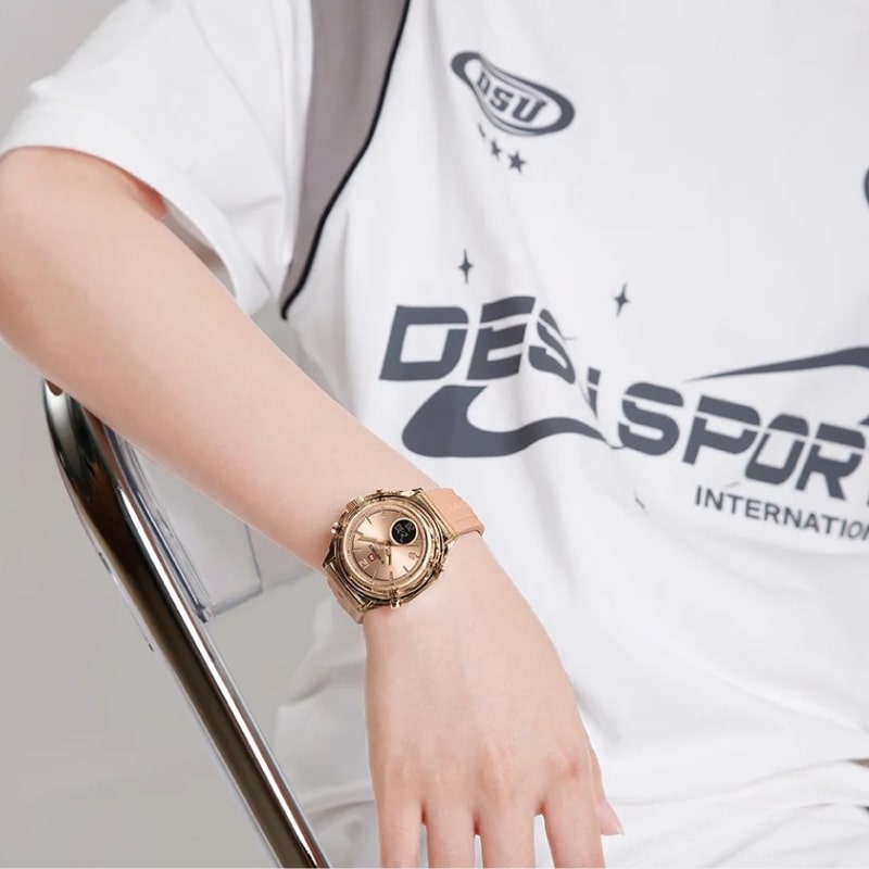 Montre Chronographe Femme Rose Doré Cadran Digital portée au poignet d'une femme