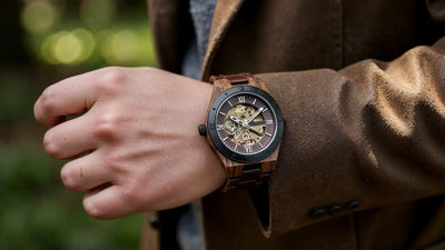 Homme portant une montre squelette