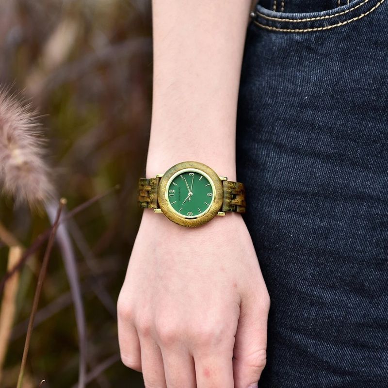 Montre Bois Femme au Cadran Épuré et Coloris Naturels verte au poignet d'une femme blanche