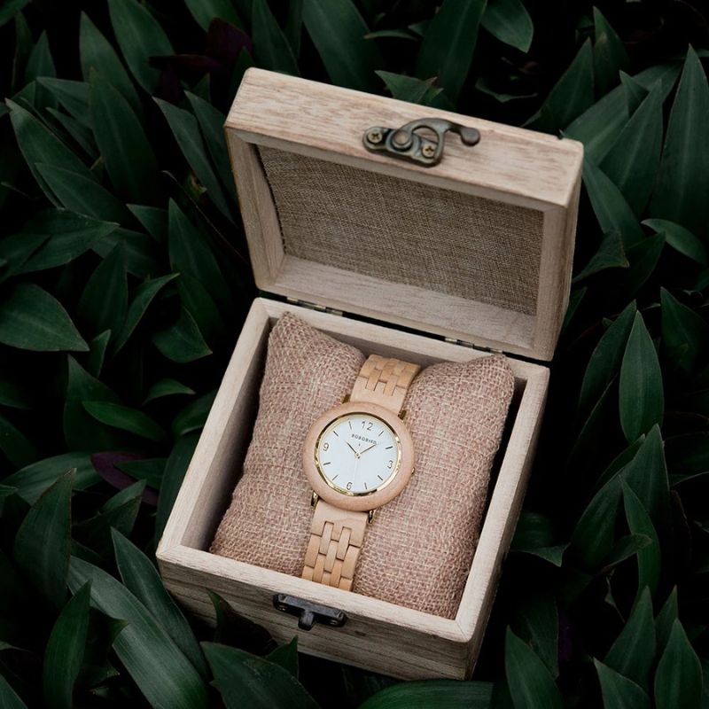 Montre Bois Femme au Cadran Épuré et Coloris Naturels blanche dans son étui en bois