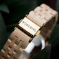 Montre Bois Femme au Cadran Épuré et Coloris Naturels zoom sur le fermoir arrière de la montre