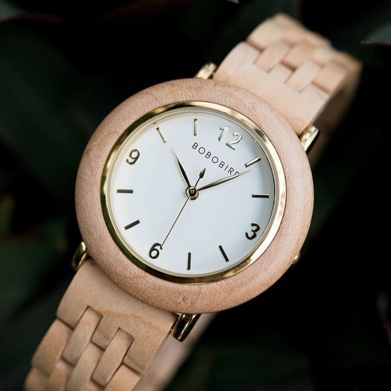 Montre Bois Femme au Cadran Épuré et Coloris Naturels blanche sur fond décoratif végétal