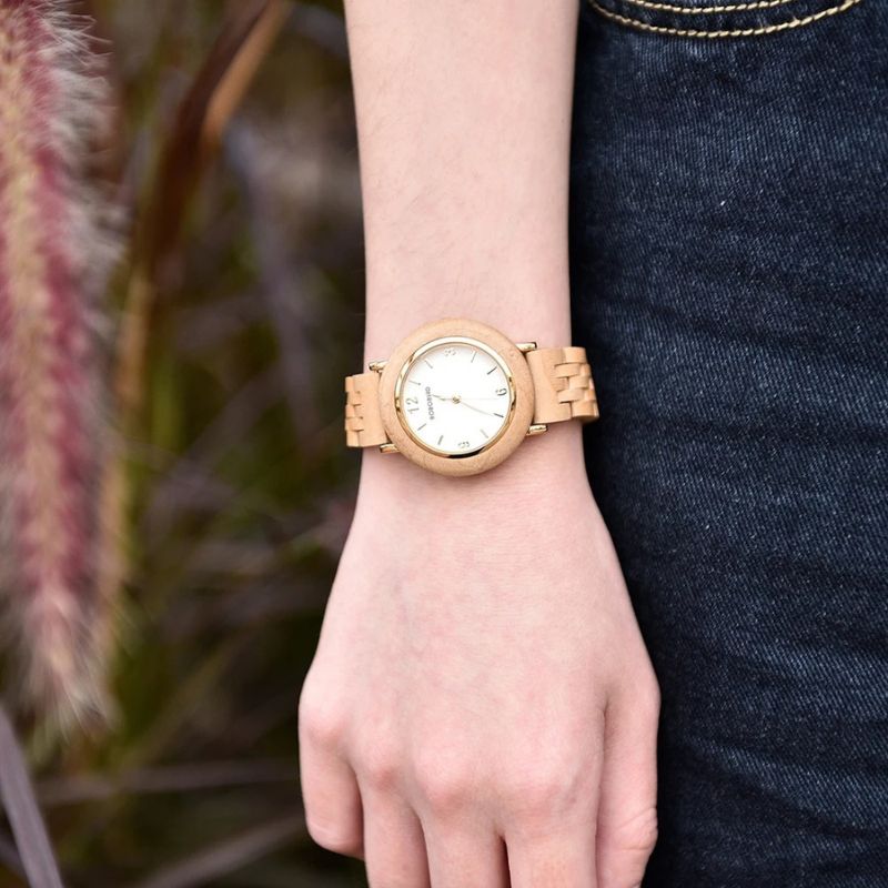 Montre Bois Femme au Cadran Épuré et Coloris Naturels blanche portée au poignet d'une femme
