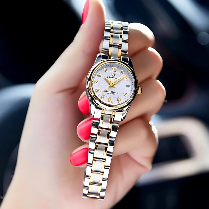 Montre Automatique Femme Acier Bicolore Cadran Cristal tenue dans une main avec du vernis rouge