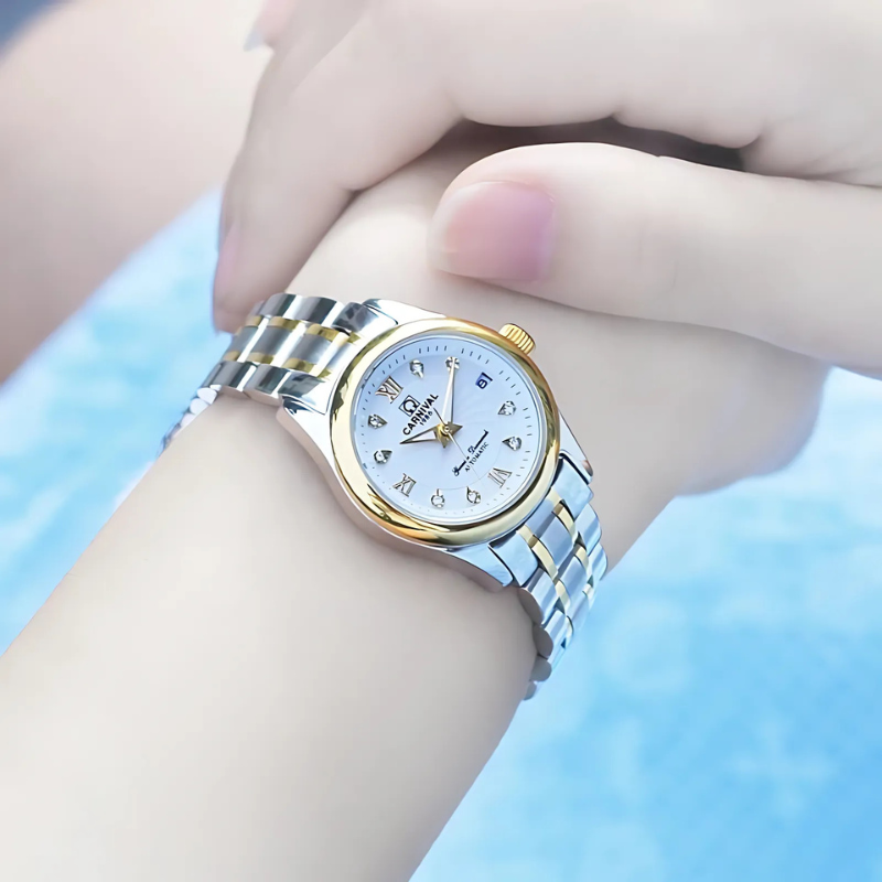 Montre Automatique Femme Acier Bicolore Cadran Cristal porté au poignet d'une femme blanche