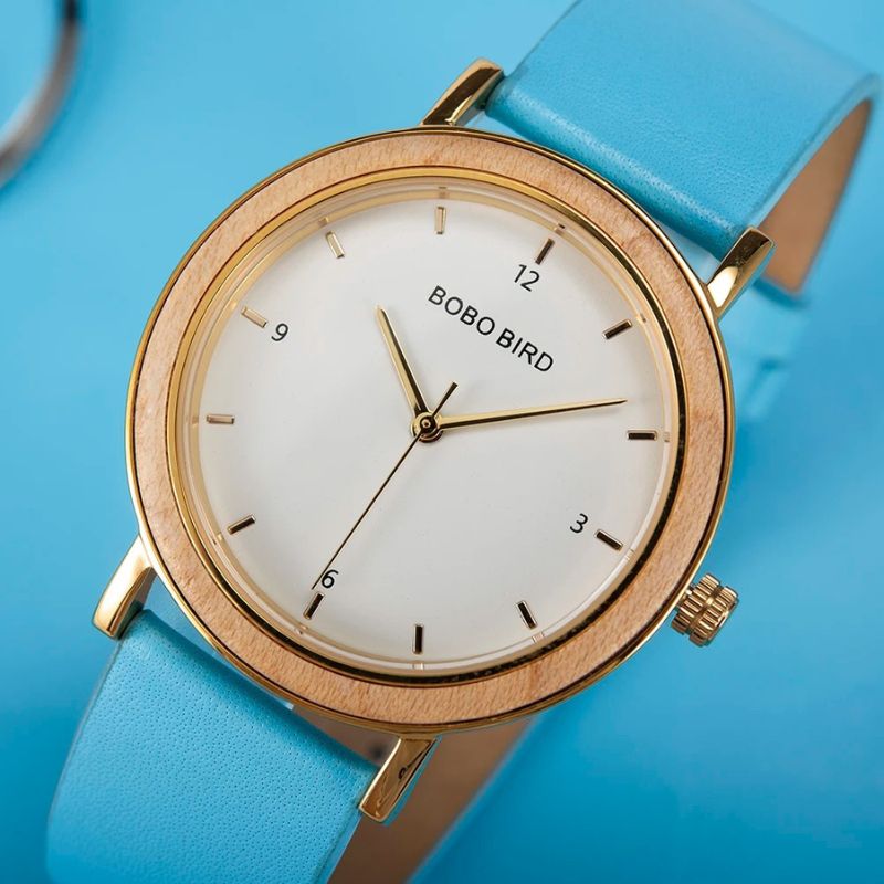 Montre Bois Femme Colorée au Cadran Minimaliste Doré couleur bleu sur fond bleu