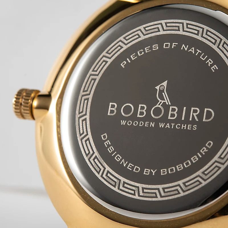 Montre Bois Femme Colorée au Cadran Minimaliste Doré vue sur l'arrière de la montre