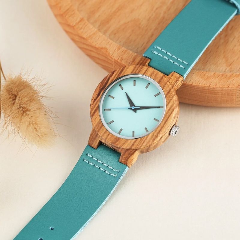 Montre Bois Femme au Cadran Turquoise Naturel vue de face posée sur un décor en bois