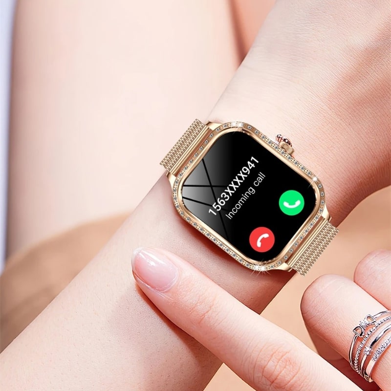 Montre Connectée Femme Cadran Rose Doré à Strass qui reçoit un appel Image