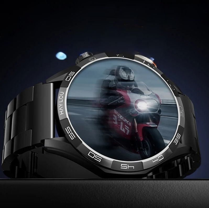 Montre Connectée Homme à Cadran Mécanique et Écran AMOLED noire sur fond décoratif sombre