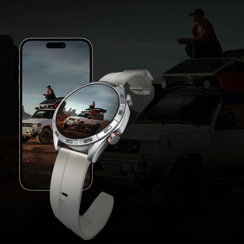 Montre Connectée Homme à Cadran Mécanique et Écran AMOLED grise posée sur un telephone actif avec en fond une voiture et une femme pour signifier l'aventure