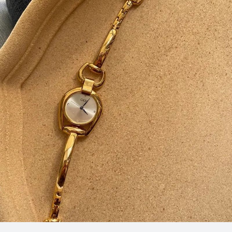 Montre Femme Forme Irrégulière Dorée Quartz Bracelet Fin 