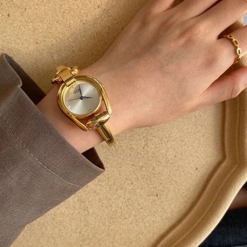 Montre Femme Forme Irrégulière Dorée Quartz Bracelet Fin  Image