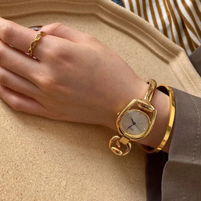 Montre Femme Forme Irrégulière Dorée Quartz Bracelet Fin  Image